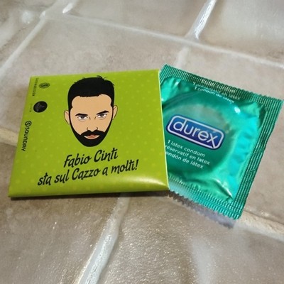 BUSTINA CON CONDOM 64UNO