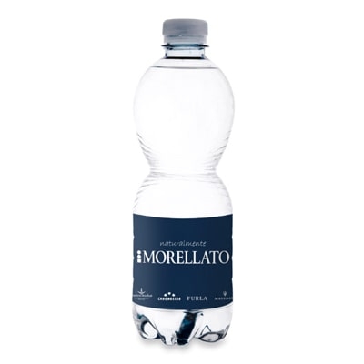 Un'immagine di una bottiglia da 500 ml riempita d'acqua proveniente dalle pure sorgenti italiane, rappresentando la freschezza e la purezza dell'acqua italiana